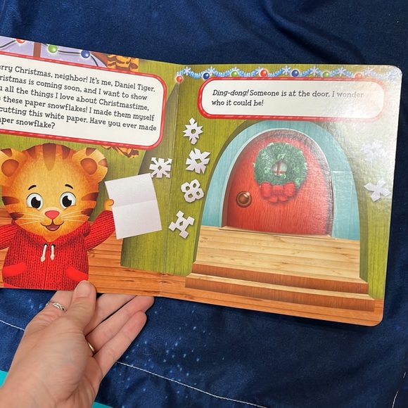 Merry Christmas, Daniel tiger! Lift the flap book - Picture 2 of 4